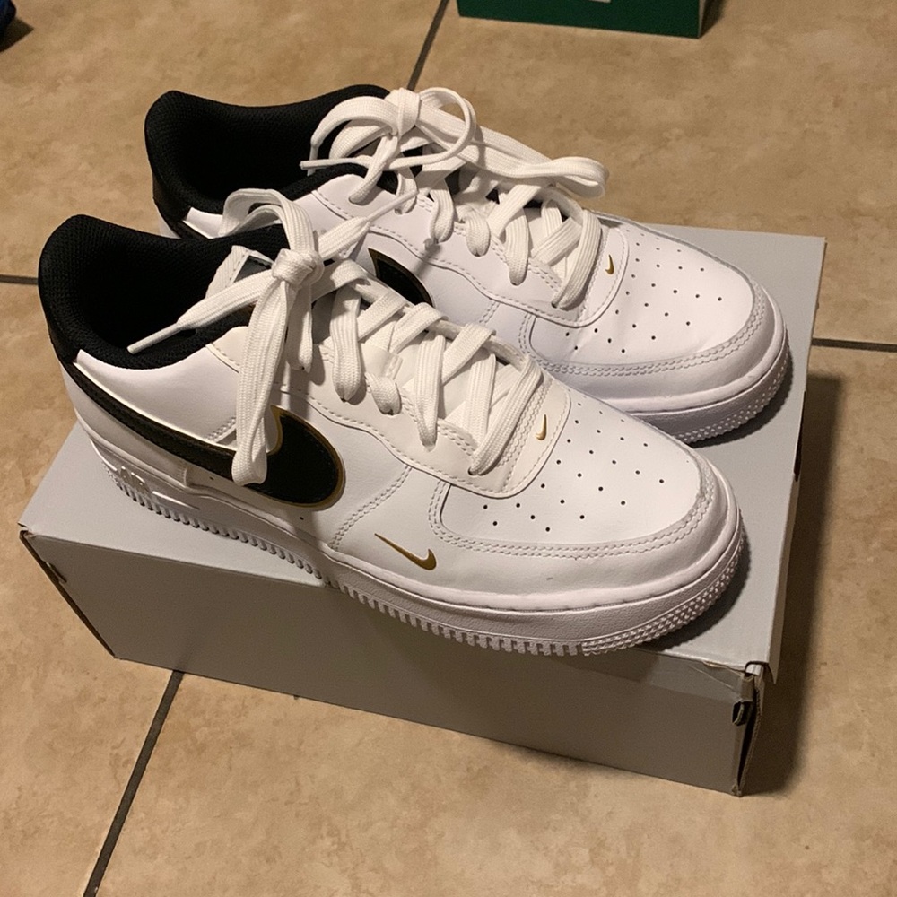 Selling used Nike shoes size 6.5